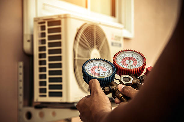 Professional Ac Installation technician working in Pleasant Plains, IL